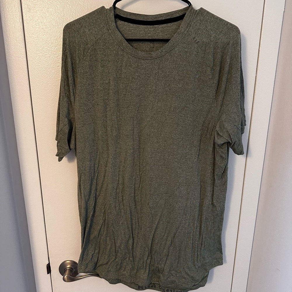 Lululemon license to train short sleeve shirt LARGE